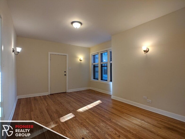 Building Photo - 4032 N Ashland Ave