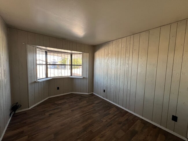 Building Photo - 4 Bedroom Home Available Near Comanche Rd NE & Carlisle Blvd NE!