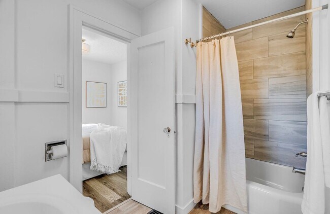 Building Photo - 2 bedroom, 1 bath house now available in North Portland! Overlook Neighborhood!