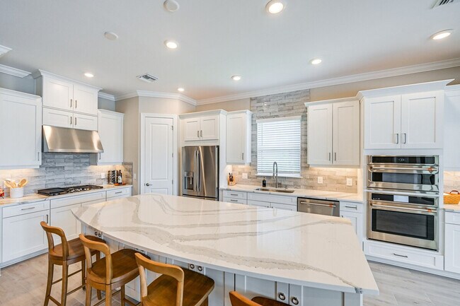 Building Photo - 15140 Pescara St