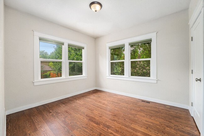 Building Photo - Updated Craftsman Bungalow in Congress Par...