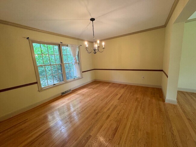 Building Photo - 102 Ravenwood Pl