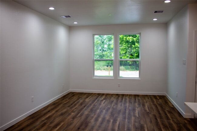 Building Photo - 106 Runnels St