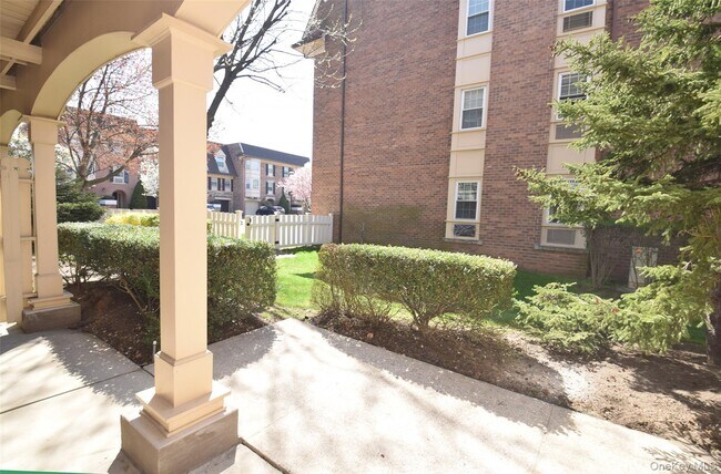 Building Photo - 206-14 Emily Rd