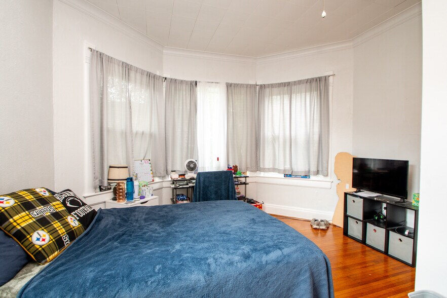 Building Photo - 1403 W Barker Ave