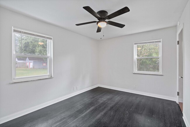 Building Photo - COLLEGE HILL-BEAUTIFULLY MAINTAINED 3 BEDR...