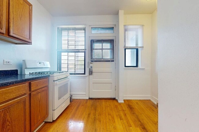 Interior Photo - 5300-5308 S. Greenwood Avenue