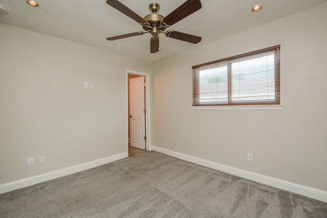 Building Photo - 13859 Hollowgreen Dr