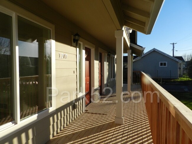 Building Photo - 3 bedroom 1.5 bathroom duplex in Fife!