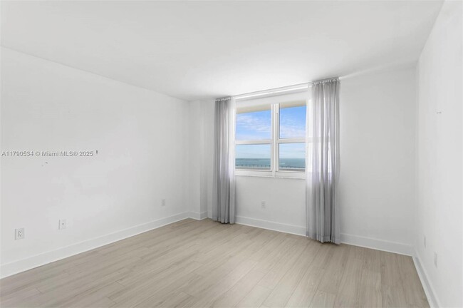 Building Photo - 1155 Brickell Bay Dr