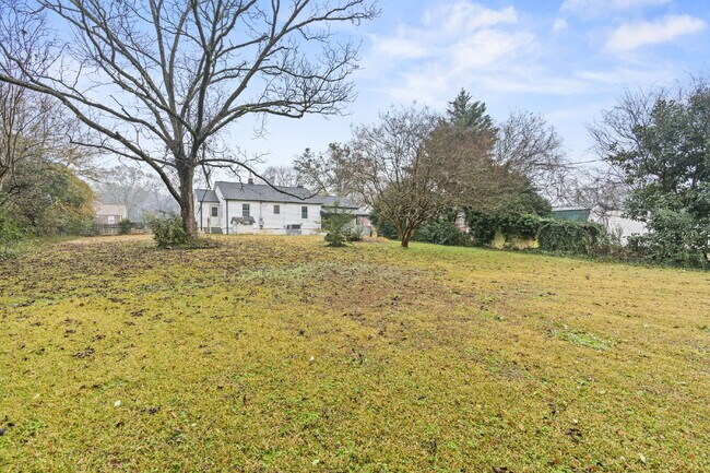 Building Photo - Nicely maintained 3 Bed, 1 Bath Single-Level Home with Bonus Sunroom ($1400/mo base rent***)