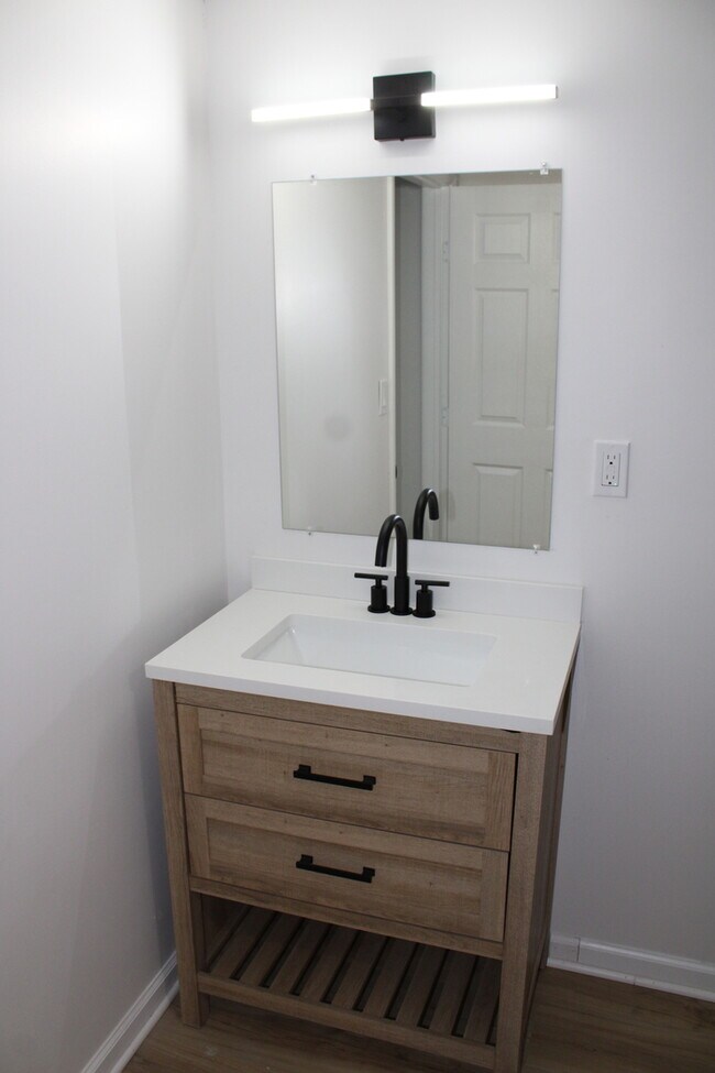 Building Photo - Beautiful 4-bedroom, 3 full baths home located in Independence, MO