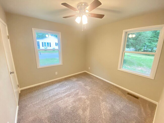 Building Photo - 3bd/1ba House Renovated In 2021 near Hwy 21 & Hwy 70