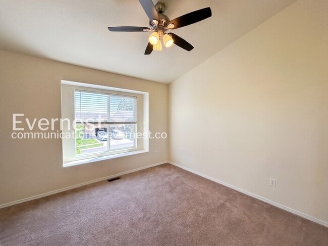 Building Photo - 3 Bed, 2.5 Bath Home with Fenced Yard & Garage / Available Soon!