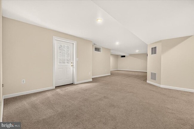 Building Photo - 6430 Bellevue Pl