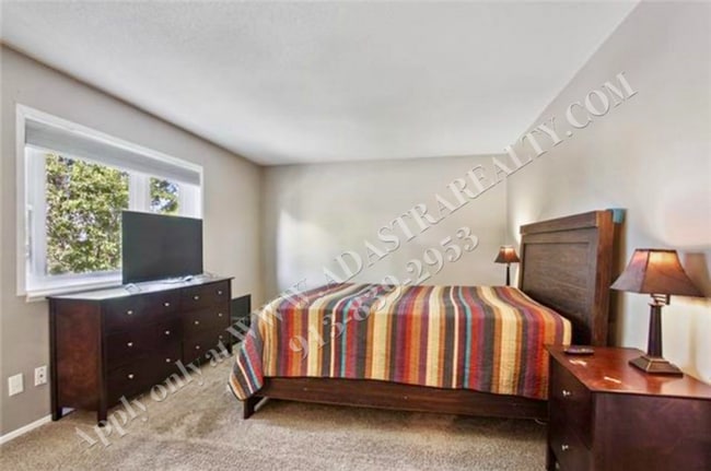 Building Photo - Updated 3Bed/2.5 Bath Duplex in Gladstone-...