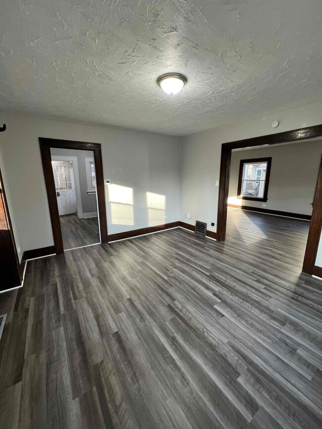 Building Photo - 943 Delia Ave