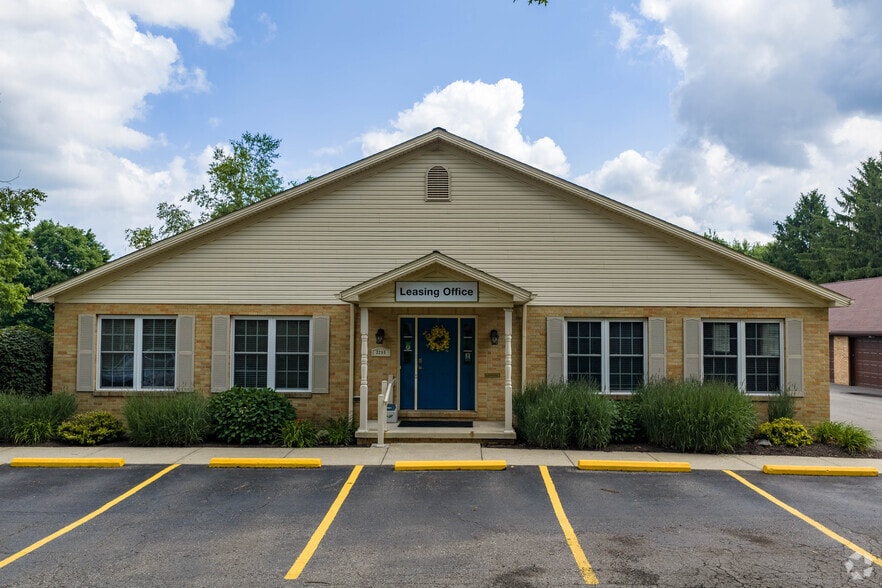 Building Photo - Bob-O-Link Manor