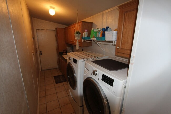 Building Photo - 5-Bedroom Home located in Railroad Springs