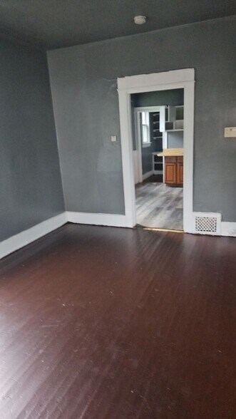 Building Photo - 1327 W Albany Pl