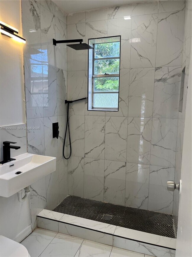 Building Photo - 14155 NE 14th Ave