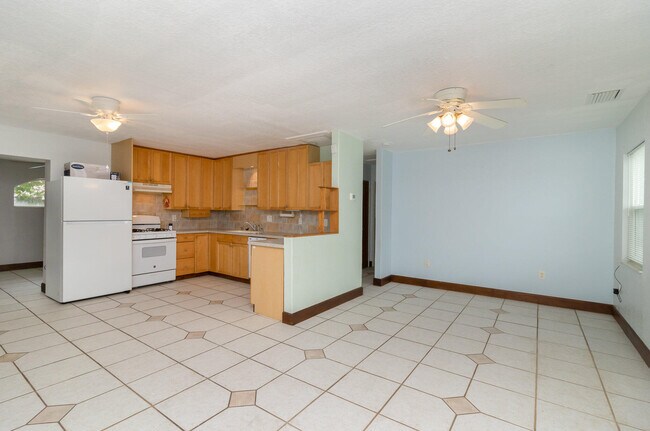 Building Photo - 2125 Smathers Cir S