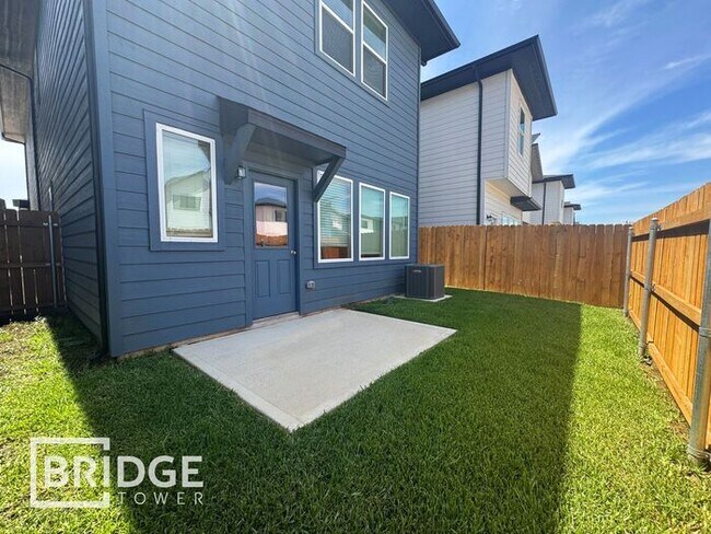 Building Photo - 33118 Oak Hts Pl