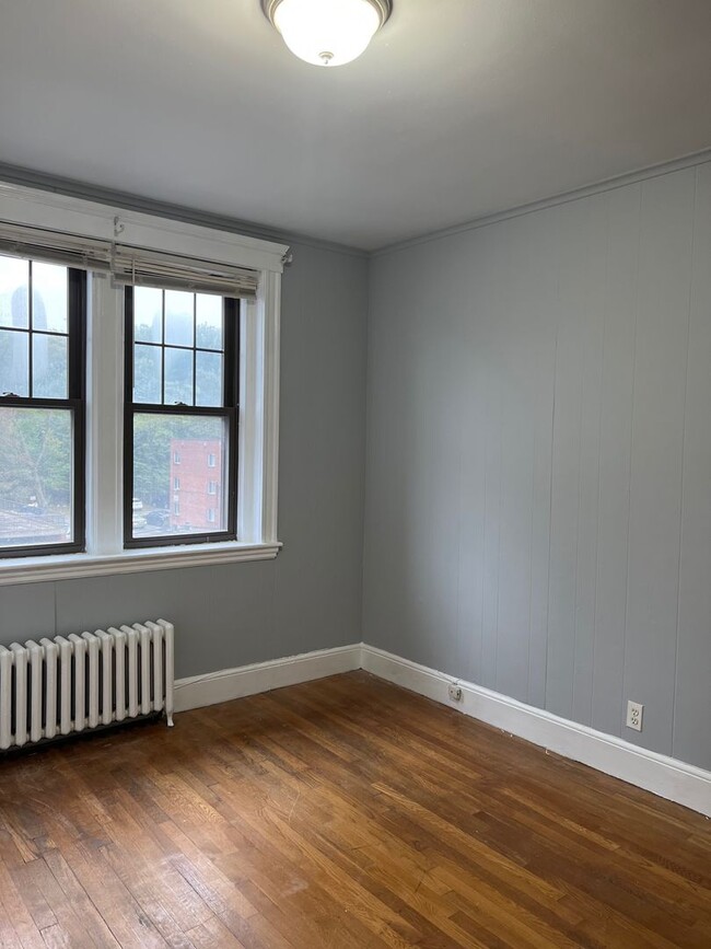 Building Photo - Newly renovated three bedroom on Commonwea...