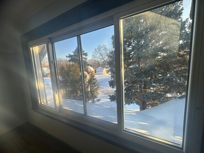Building Photo - Move in Special!!! NEWLY UPDATED 3 B!EDROO...