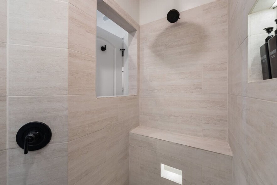 Building Photo - 1543 N Claremont Ave