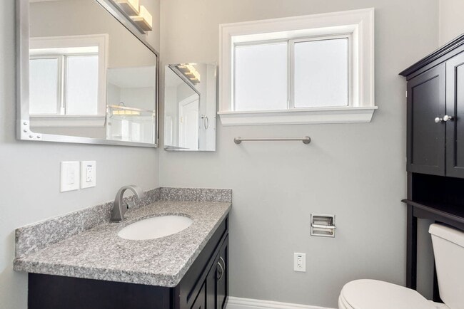 Building Photo - Charming 3 Bedroom Home on Expansive Lot – Ideal Location!