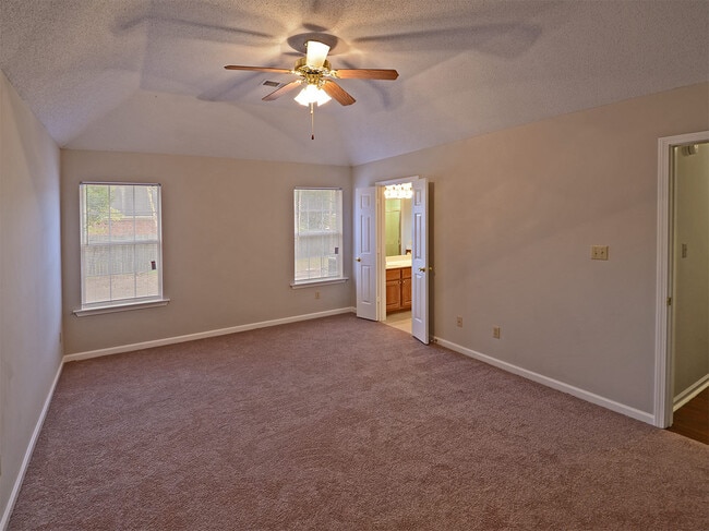 Building Photo - 3 bed, 2 bath near Macon and Houston Levee