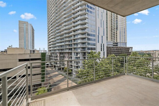 Building Photo - 800 W 5th St