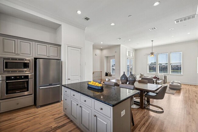 Building Photo - 2122 Lakeshore Edge Dr