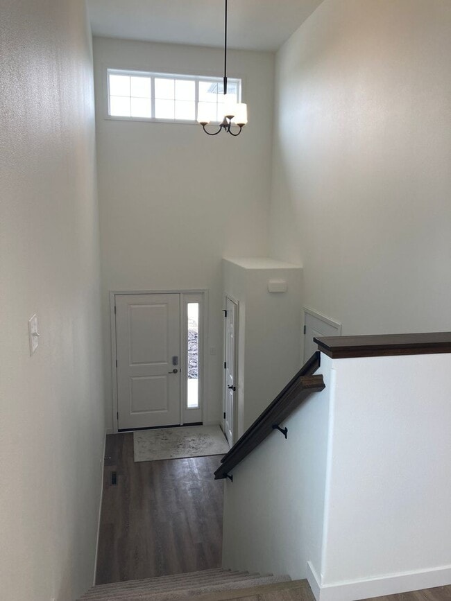 Building Photo - 4 Bed 2 Bath Single Family Home