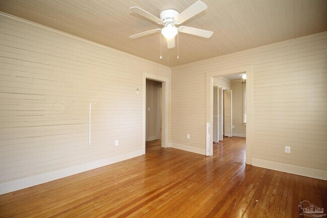 Building Photo - 3102 E De Soto St