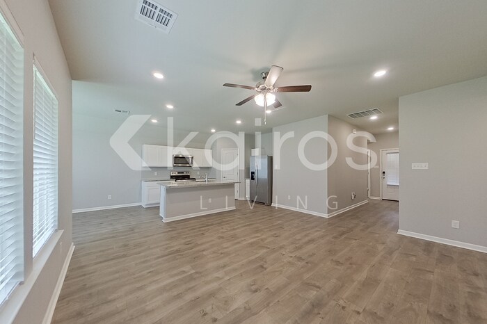 Building Photo - 403 Mango Dr