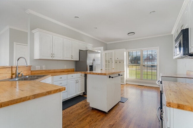 Building Photo - 3400 McGee Cove