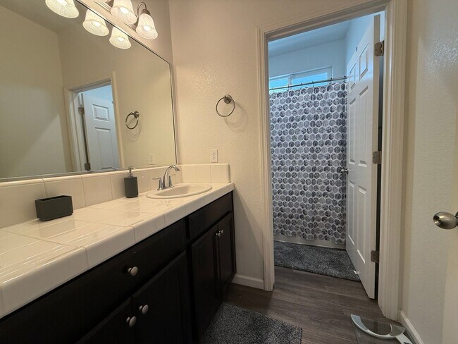Building Photo - Must See! Fully furnished 3 bedroom, 2 bat...