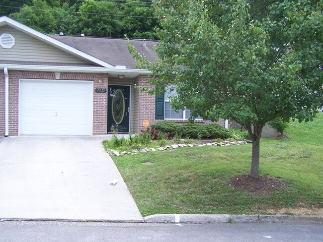 Primary Photo - 2 bed, 2 bath, 1 car garage ranch style townhouse in Halls/Fountain City area