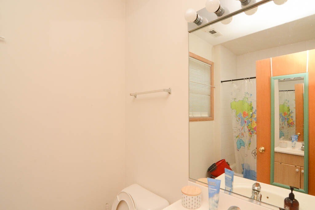 Building Photo - 819 N Wood St