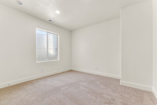 Building Photo - Golf Course Living with Incredible Views and Finished Basement