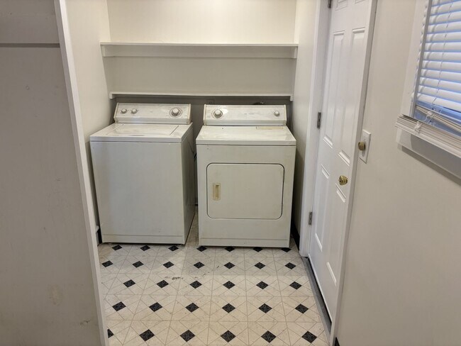 Building Photo - Charming Alger Heights home available now