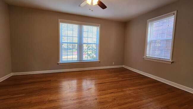 Building Photo - One-Bedroom Apartment in Dogtown*In-Unit W...
