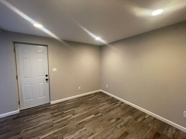 Building Photo - 165 Conrad Dr