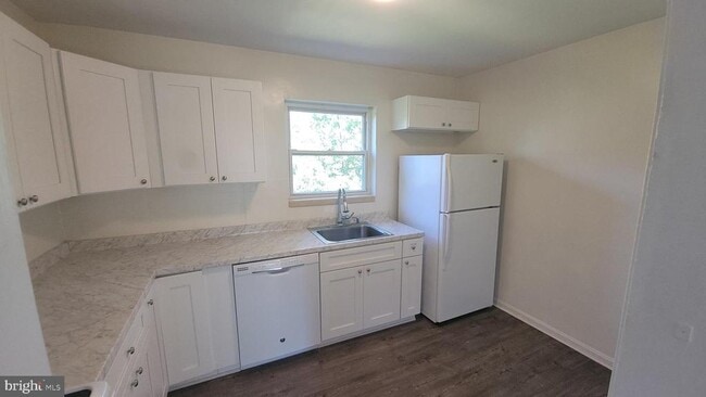 Building Photo - 627 Biggs Ave