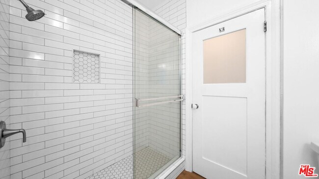 Building Photo - 850 Serrano Pl