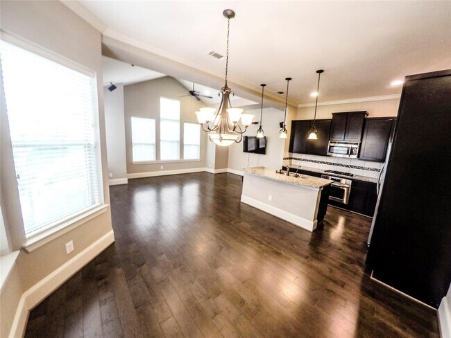 Building Photo - 736 Nicholson St