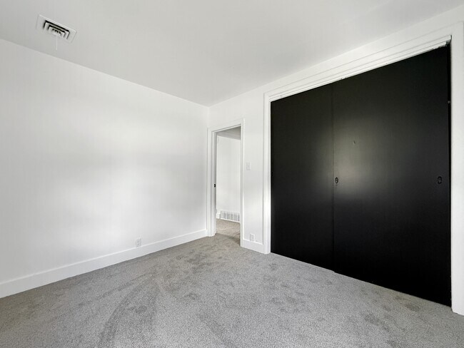 Building Photo - 3044 Hickory Grove Ave