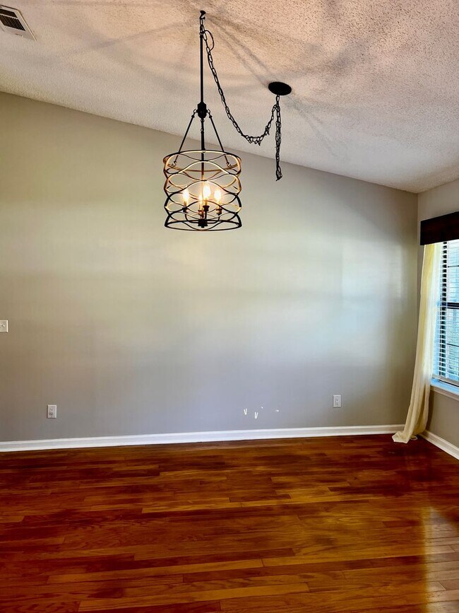 Building Photo - 3/2 with fenced in yard!